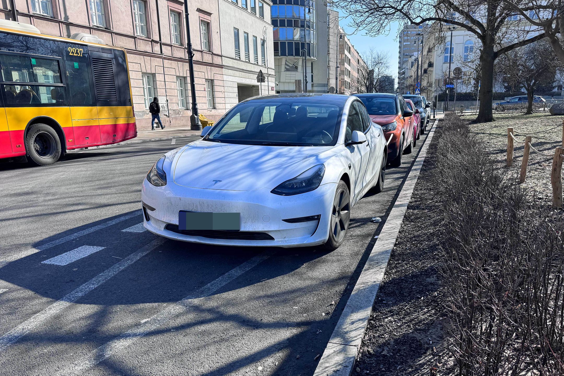 Jacek Kopczyński parkuje na zakazie