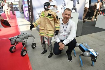 Międzynarodowe Targi Sprzętu i Wyposażenia Straży Pożarnej i Służb Ratowniczych Ifre-Expo w Kielcach. Ciekawostką strażak robot