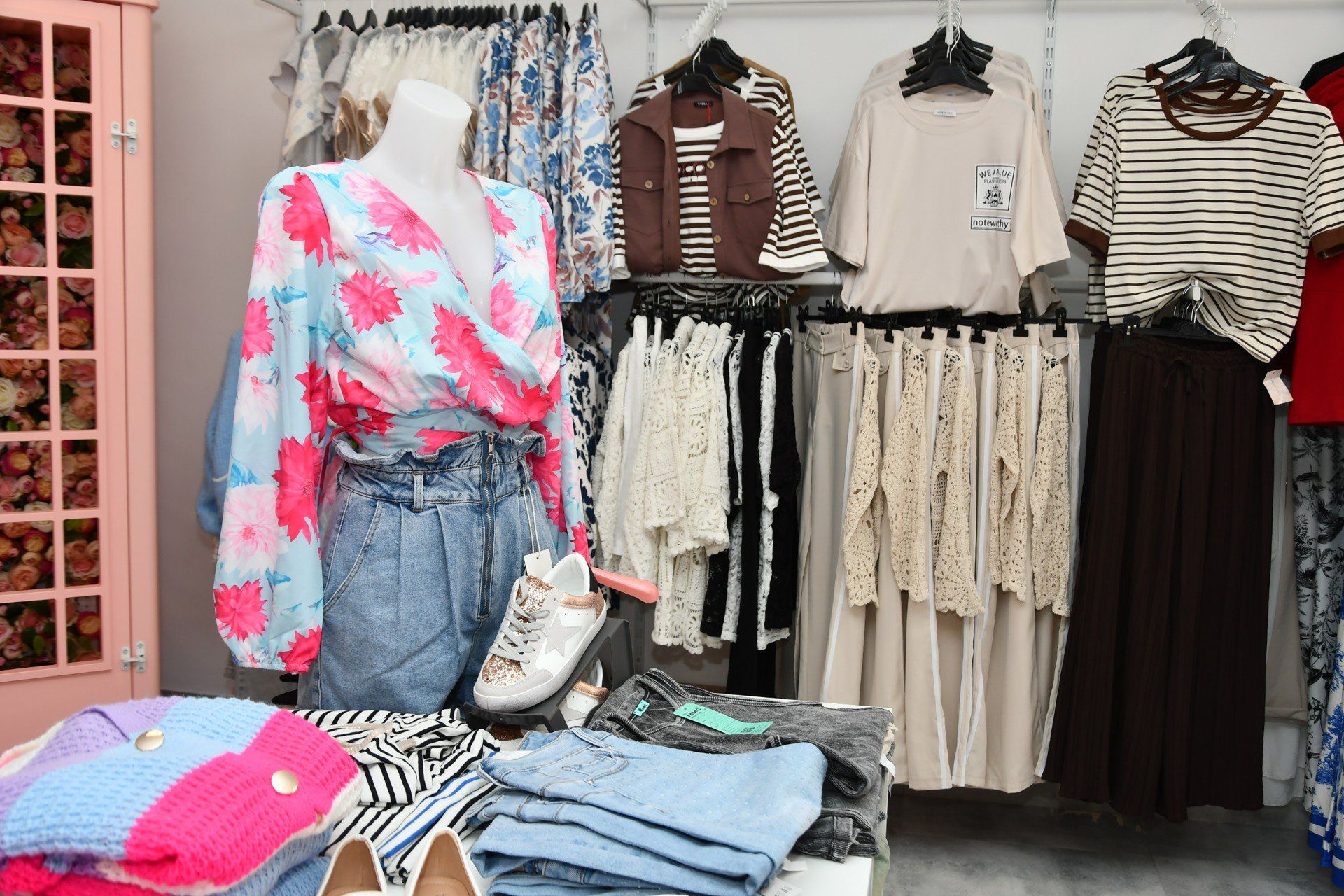 W butiku Bizi Shop dostępny jest pełen asortyment stylowej odzieży damskiej. 