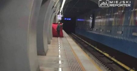 Tragedia w warszawskim metrze. Nie żyje mężczyzna