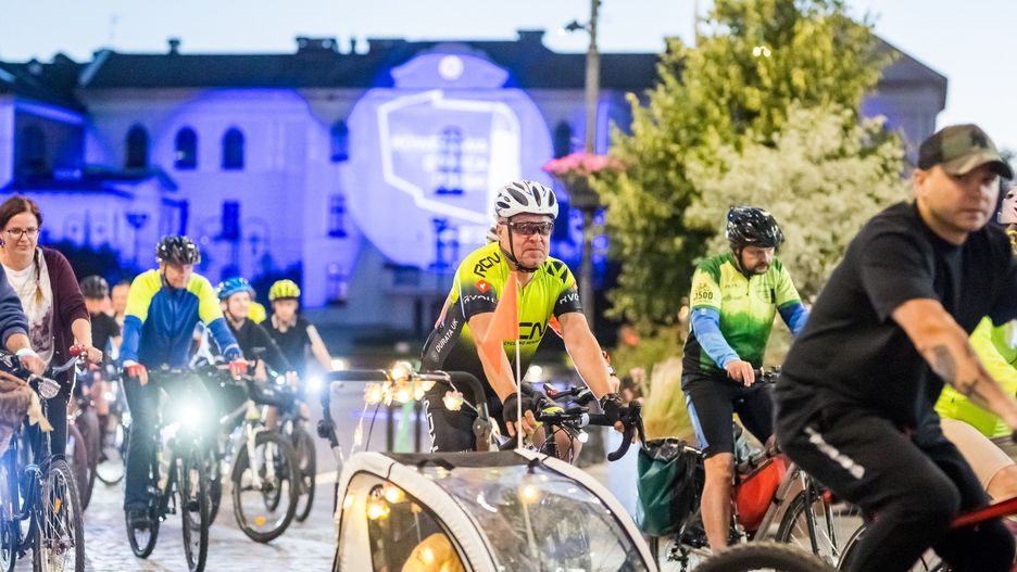 Rowerzyści na Starym Rynku zebrali się ok. 21:30. Rajd wystartował o 22 i zakończył się chwilę przed północą. Uczestników zachęcano, aby mieli przy sobie neonowe gadżety i odblaski, a także kask. Konieczne było sprawne oświetlenie. 