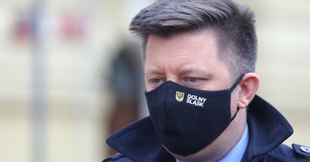 Rząd zniesie obostrzenia przed wakacjami? Michał Dworczyk odpowiada