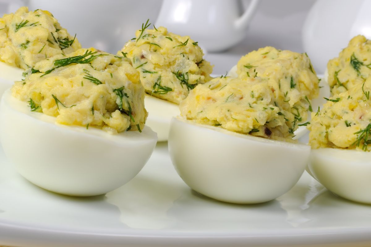 Nie szczypiorek i nie pietruszka. Posiekaj i wymieszaj z żółtkami, a rodzina będzie wyjadać farsz łyżką