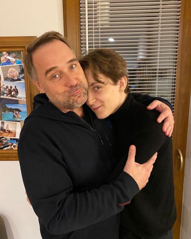 Łukasz Nowicki i Halina Mlynkova mają razem dorosłego syna. Tak dziś wygląda 19-letni Piotr. Nie zgadniecie, czym się zajmuje (FOTO)