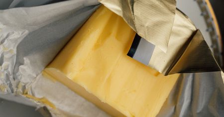 Gdzie wyrzucić papierek po maśle? Nagminnie powielany błąd