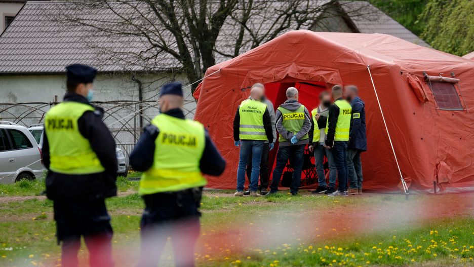 Racibórz, 04.05.2021. Miejsce śmiertelnego postrzelenia policjanta w Raciborzu, 4 bm. Podczas kontroli, kierowca samochodu renault scenic oddał w kierunku policjanta kilka strzałów. Funkcjonariusz doznał poważnych obrażeń w wyniku których zmarł. Sprawca został zatrzymany. (sko) PAP/Andrzej Grygiel ***Zdjęcie do depeszy PAP pt. Racibórz/ Nie żyje policjant postrzelony podczas interwencji***