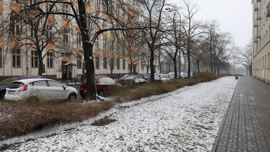 Warszawa, 01.04.2022. Opady śniegu w Warszawie, 1 bm. Instytut Meteorologii i Gospodarki Wodnej wydał ostrzeżenia meteorologiczne dotyczące silnych opadów deszczu i śniegu. (sko) PAP/Paweł Supernak