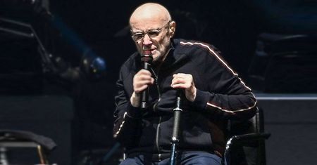 Gdy śpiewał, krzywił się z bólu. Pożegnał się jednak z klasą