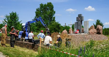 W Hucie Pieniackiej odkryto mogiłę. Mogą w niej być Polacy