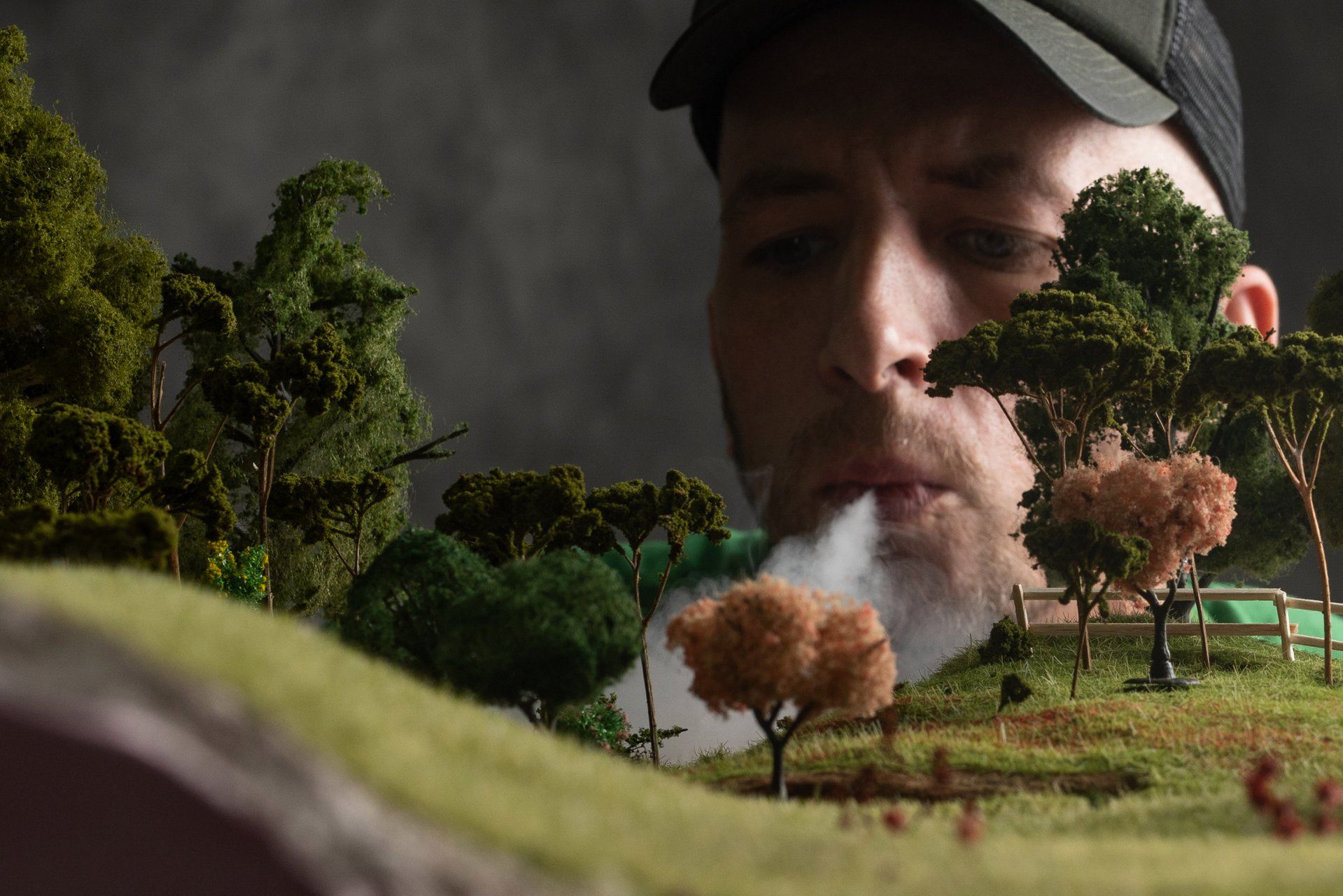 Fotografuje sceny z filmów na blacie stołu 1