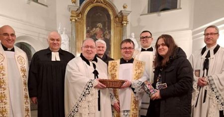 Poruszający gest duchownych. Oddali całą tacę