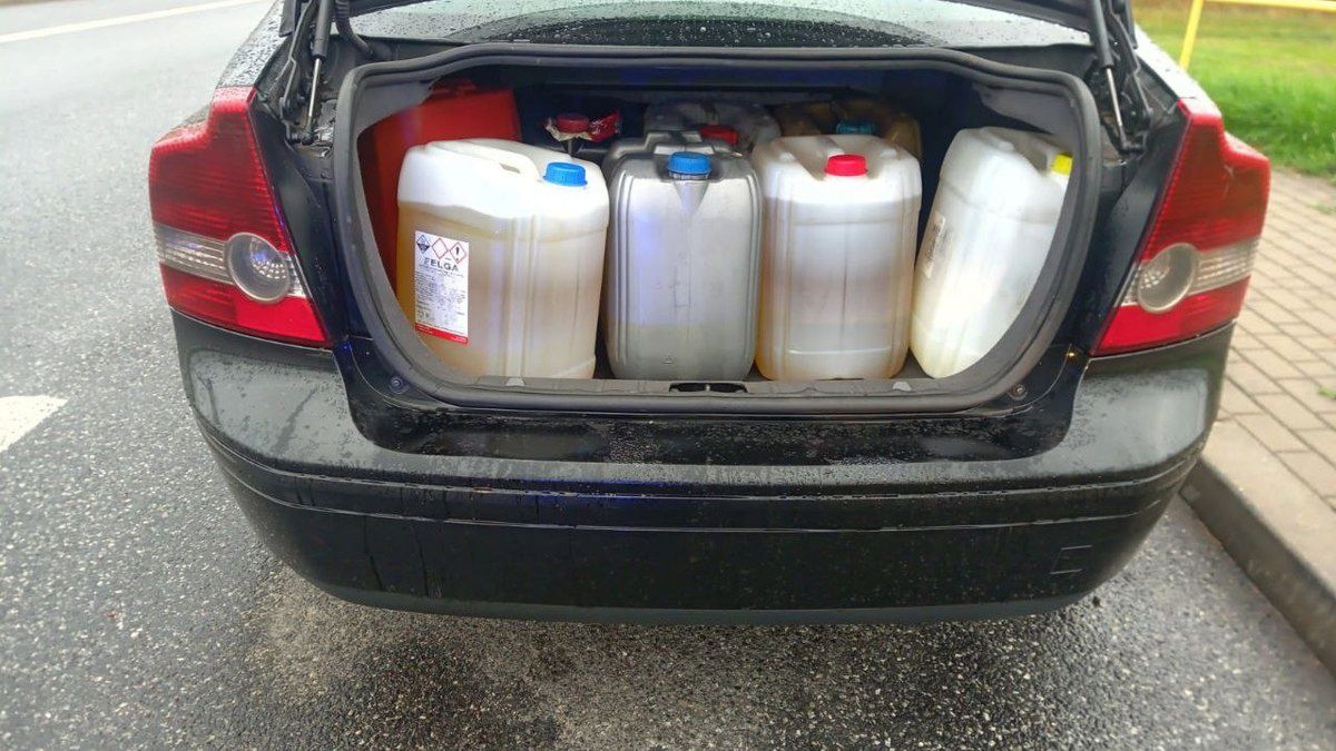 W bagażniku ujawniono setki litrów paliwa