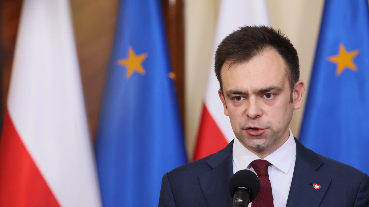 Warszawa, 19.12.2023. Minister finansów Andrzej Domański podczas konferencji prasowej po posiedzeniu rządu w siedzibie KPRM w Warszawie, 19 bm. Konferencja dot. projektu budżetu na 2024 r. (jm) PAP/Leszek Szymański
