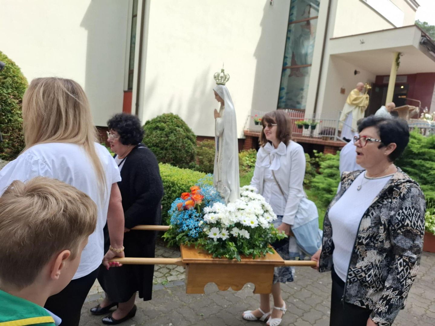 Tłumy wiernych na procesji Bożego Ciała w parafii w Sokolnikach-Lesie pod Zgierzem