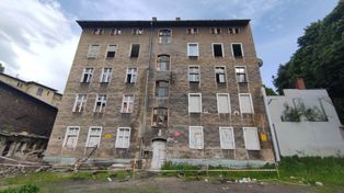 Ulica widmo w Wałbrzychu znika dom po domu. Ulica Szkolna jest pełna kontrastów