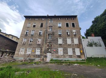 Ulica widmo w Wałbrzychu znika dom po domu. Ulica Szkolna jest pełna kontrastów
