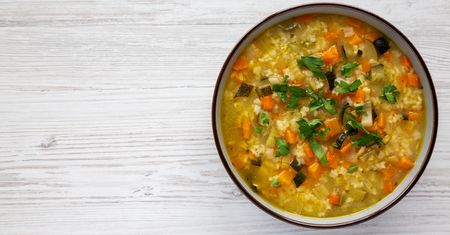 Wyjątkowa zupa na rosole, o której dziś mało kto pamięta. Pomidorówka może się przy niej schować