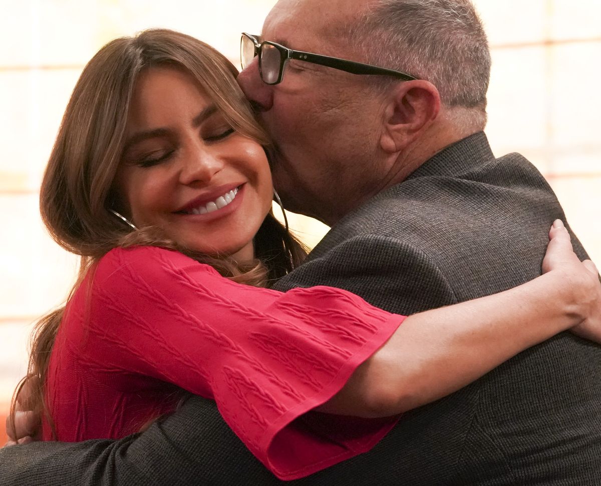 Sofia Vergara i Ed O'Neill jako Gloria i Ed we "Współczesnej rodzinie"