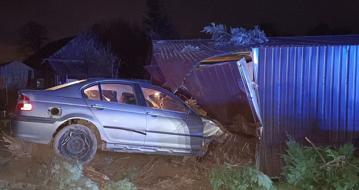 Pijany kierowca BMW wbił się w garaż. Miał 2,3 promila