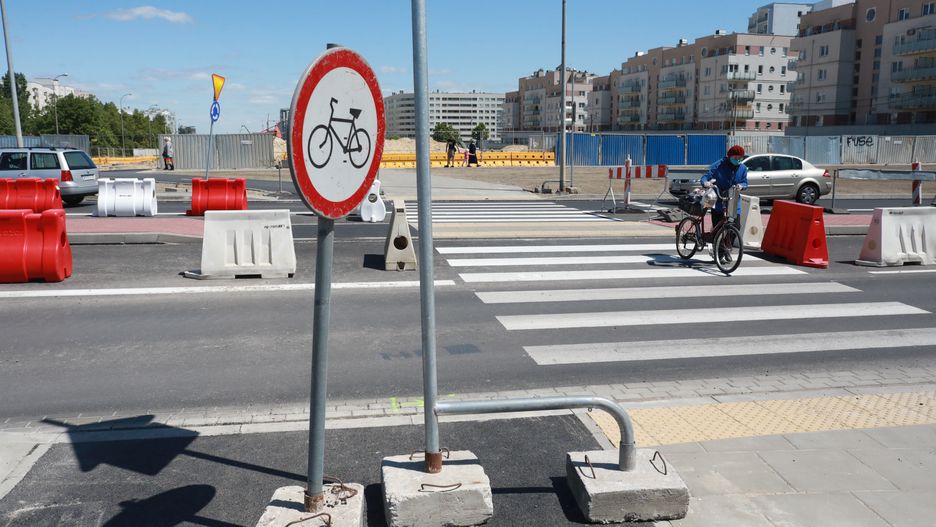 Warszawa. Ścieżka rowerowa na skrzyżowaniu ul. Płaskowickiej i Stryjeńskich