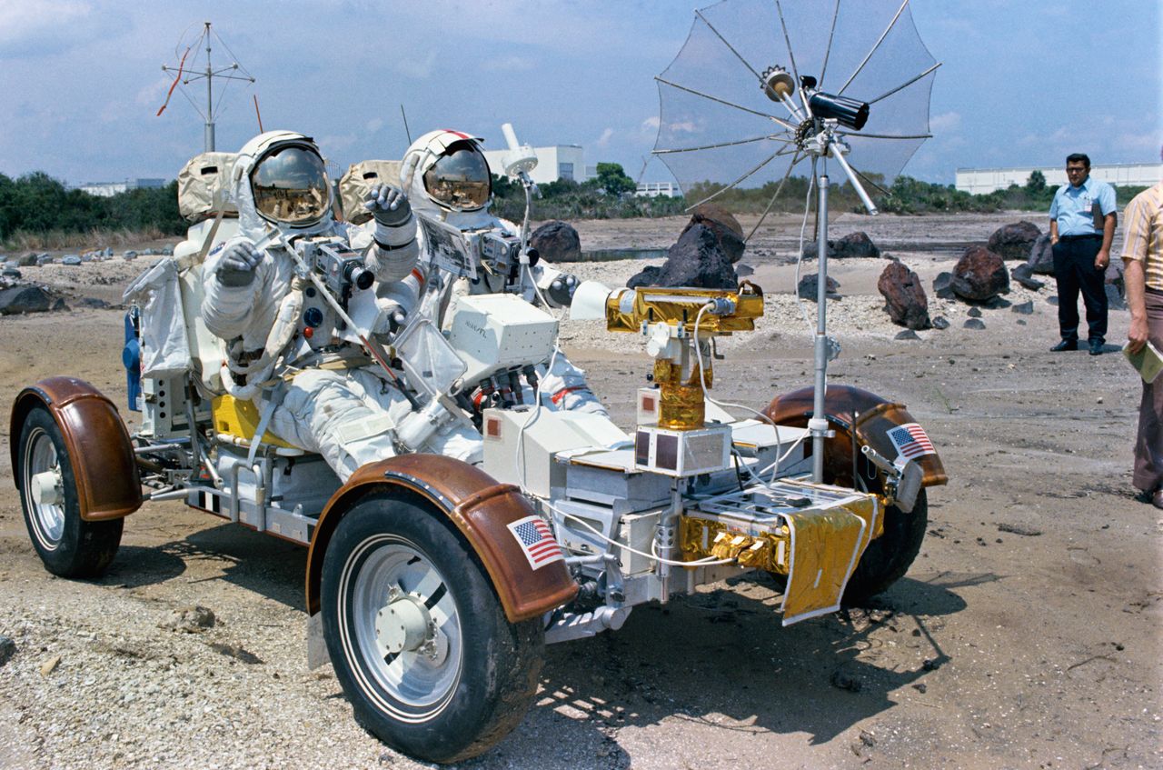 Styczeń 1972 - członkowie misji Apollo 17 ćwiczą jazdę LRV podczas testów w Kennedy Space Center.