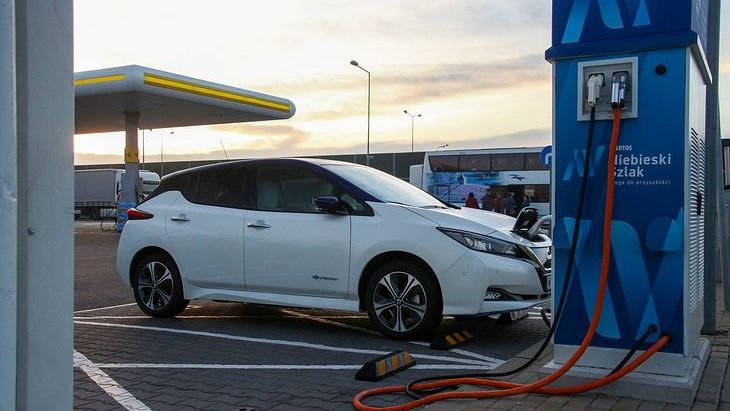Z czynników, które zniechęcają do zakupu auta elektrycznego, Niemcy wskazują niemal te same co Polacy.