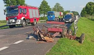 Chciał wyprzedzić samochód z prawej strony. Wjechał w furmankę