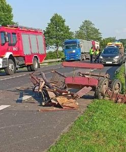 Chciał wyprzedzić samochód z prawej strony. Wjechał w furmankę