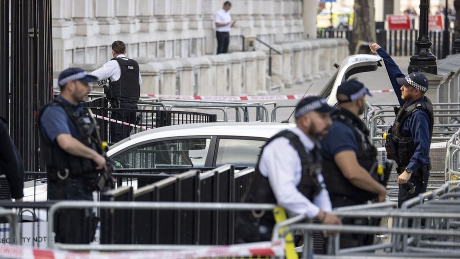 Samochód uderzył w bramę Downing Street