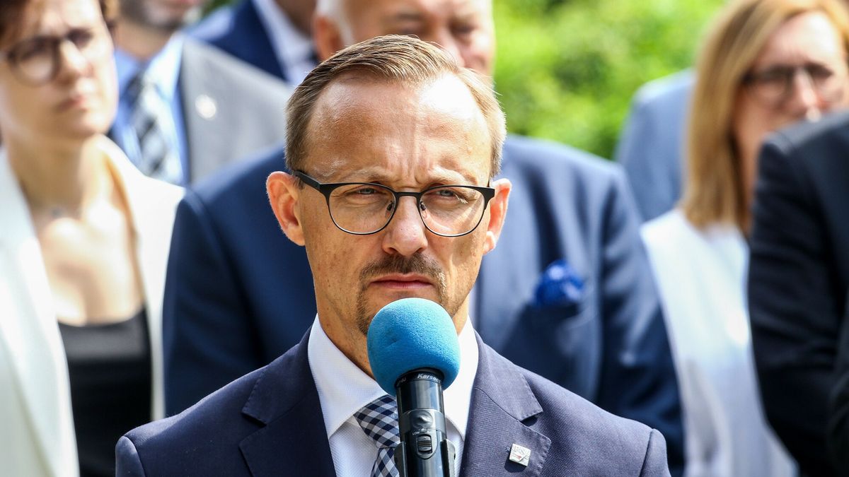 Konferencja prasowa Karola Nawrockiego w Olsztynie
22.07.2023 Olsztyn Konferencja prasowa prezesa Instytutu Pamieci Narodowej dr. Karola Nawrockiego poswiecona akcji informacyjno - edukacyjnej "Straszy w miescie", dotyczacej znajdujacego sie w Olsztynie obiektu propagandowego gloryfikuj?cego Armie Czerwona tzw. pomnik Wyzwolenia Ziemi Warminskiej i Mazurskiej (wczesniej pomnik Wdziecznosci Armii Czerwonej), nazywany potocznie "szubienicami" Xawerego Dunikowskiego Artur Szczepanski/REPORTER n/z rzecznik prasowy IPN Rafal Leskiewicz
Artur Szczepanski/REPORTER