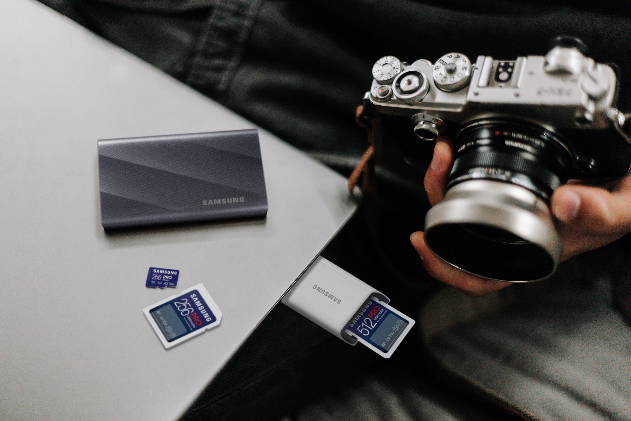 Grafika, na której pokazany jest nowy dysk zewnętrzny Samsung T9 obok aparatu fotograficznego i karty pamięci Samsung