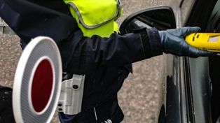 Pułtusk: Świadkowie wybili szybę! Kierowca „spał” na skrzyżowaniu