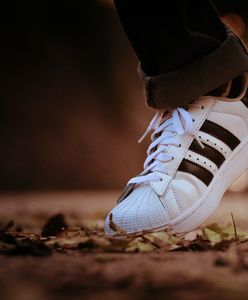 Nie ma bardziej kultowych sneakersów niż te! Kochają je kobiety i faceci