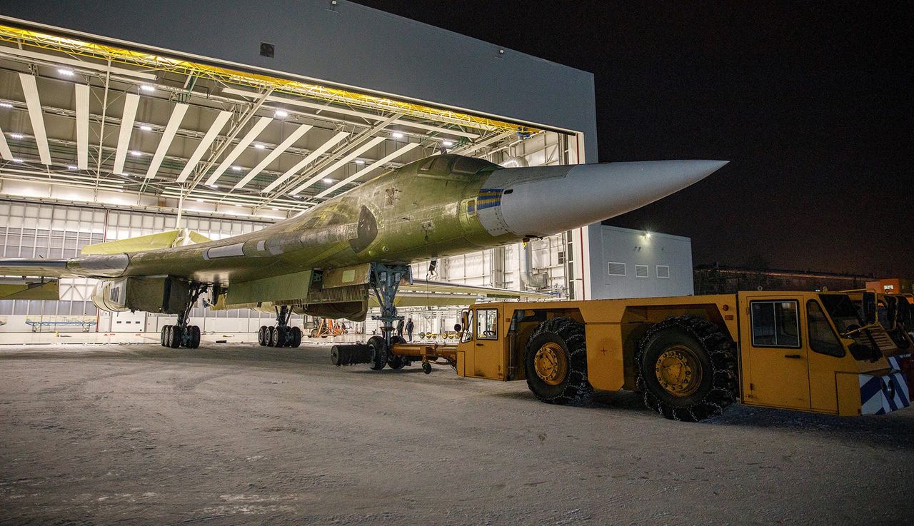 Nowy Tu-160M wyjeżdża z hali montażowej