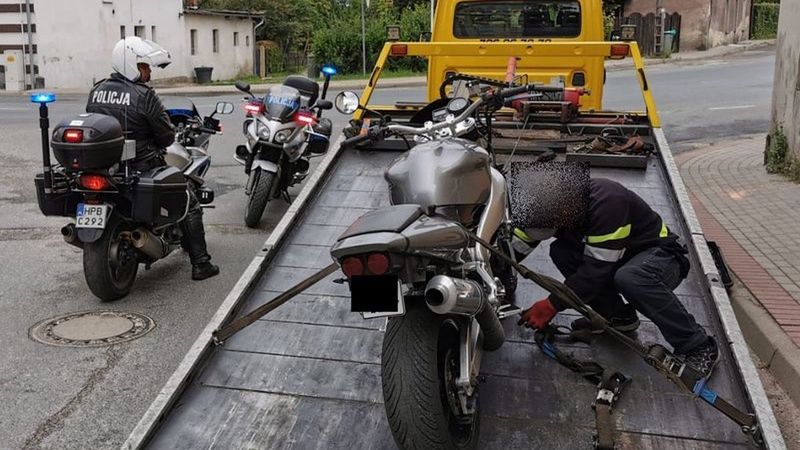 Jelenia Góra. Motocyklista bez prawa jazdy i ubezpieczenia, ale to nie wszystko
