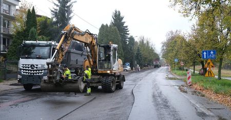 Koniec z dziurami i nierównościami na ul. Zbożowej. Drogowcy zdzierają stary asfalt | ZDJĘCIA