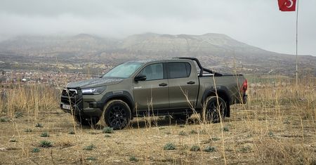 Pierwsza jazda: Toyota Hilux 2.8 D-4D MHEV 48V - zelektryfikowana legenda
