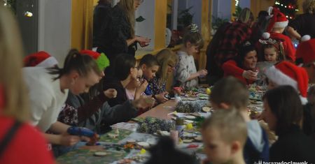 Zobacz jak w Szkole Podstawowej nr 2 tworzono najpiękniejsze dekoracje bożonarodzeniowe i lukrowano pierniki!