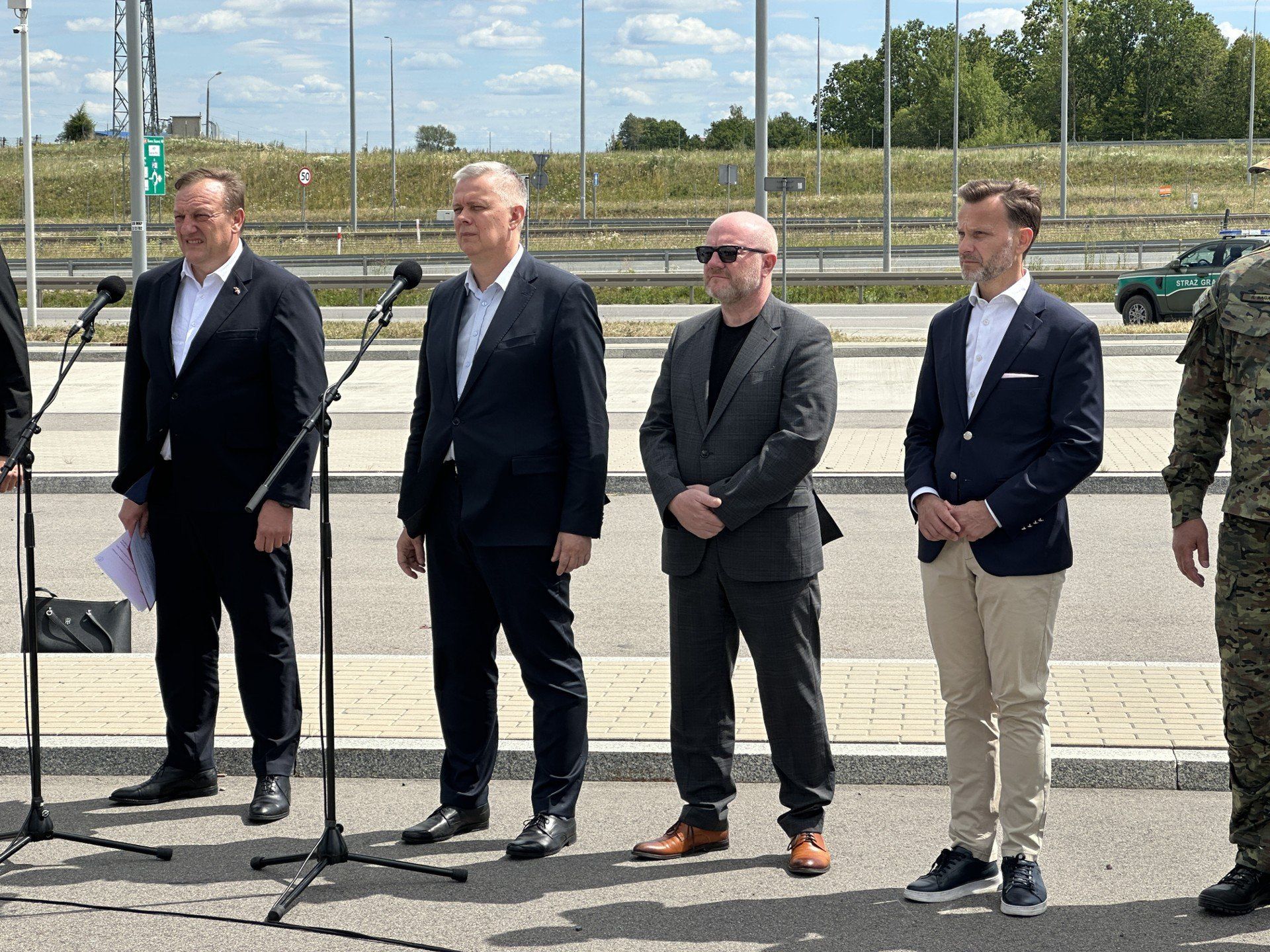 Tomasz Siemoniak, minister spraw wewnętrznych i administracji na granicy polsko-litewskiej w Budzisku