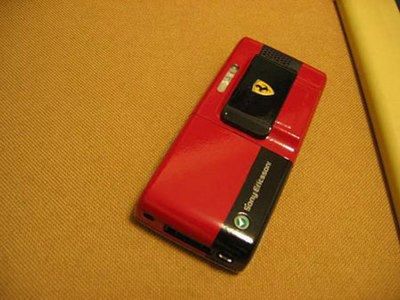SonyEricsson K800i w barwach Ferrari 2