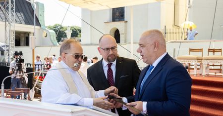 Gigantyczna kwota za miecz dla Rydzyka od Sasina i Majewskiego. Znamy szczegóły