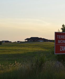 Wakacje 2020. Domy widmo na Mazurach, czyli letnie rezydencje warszawiaków