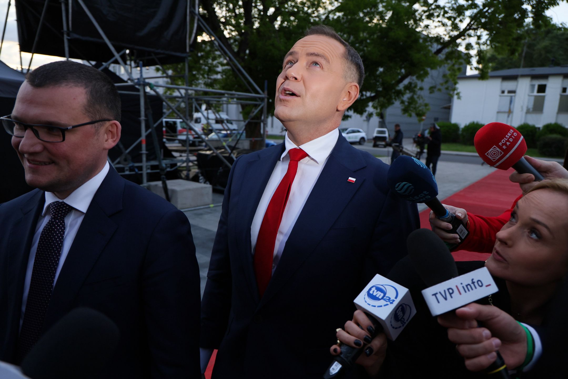 Warszawa, 23.05.2025. Wybory Prezydenta RP 2025 - kampania przed II turą. Kandydat Komitetu Obywatelskiego, popierany przez PiS prezes IPN Karol Nawrocki (P) przed gmachem TVP w Warszawie, 23 bm. W siedzibie Telewizji Polskiej odbywać się będzie debata kandydatów przed II turą wyborow prezydenta RP, transmitowana przez trzy ogólnopolskie stacje ? TVP, TVN i Polsat. (ad) PAP/Paweł Supernak