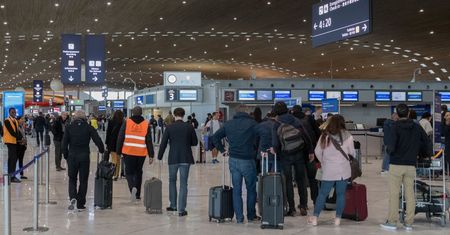 Paryż. Podróżni utknęli na lotnisku. "Jak długo możesz spać na podłodze?"
