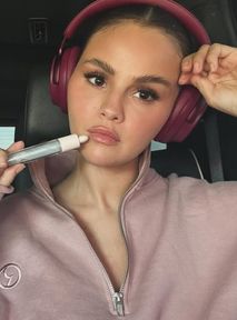 Selena Gomez spełniła marzenie fanki. Wysłała jej gigantyczną paczkę kosmetyków