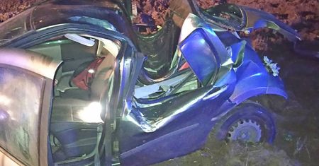 Auto uderzyło dachem w drzewo. 26-latek trafił do szpitala