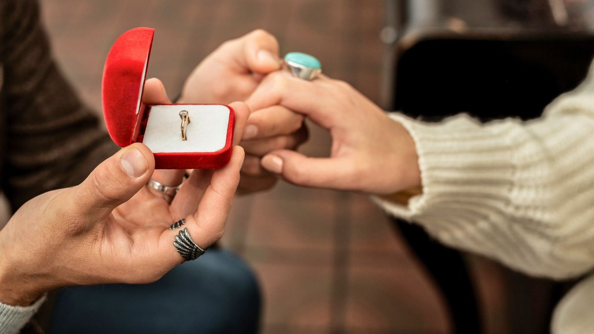 Mężczyzna oświadcza się kobiecie