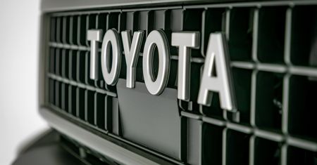 Podali cenę nowej toyoty. Jutro już nie będzie co kupić