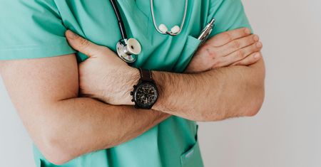 Wprowadzali do obrotu psychotropy. Wśród podejrzanych ksiądz i lekarz