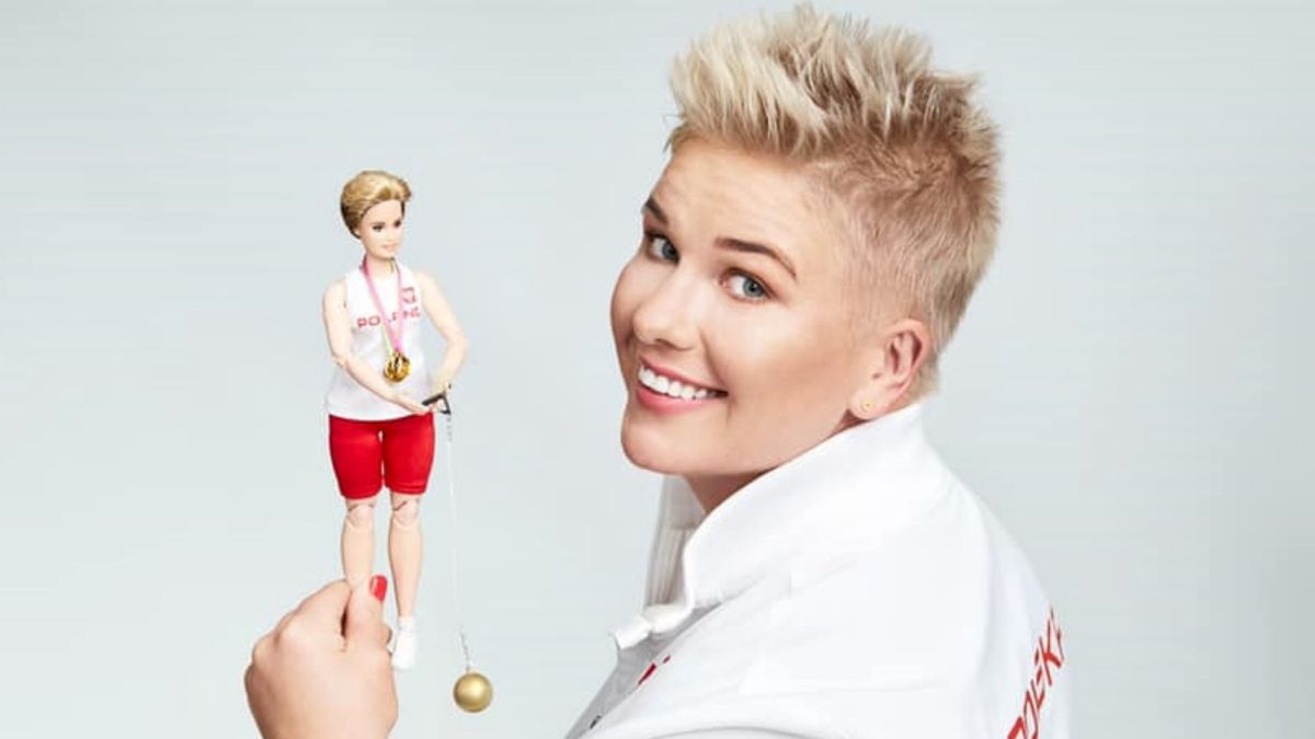 Na zdjęciu: Anita Włodarczyk ze swoją lalką Barbie Shero